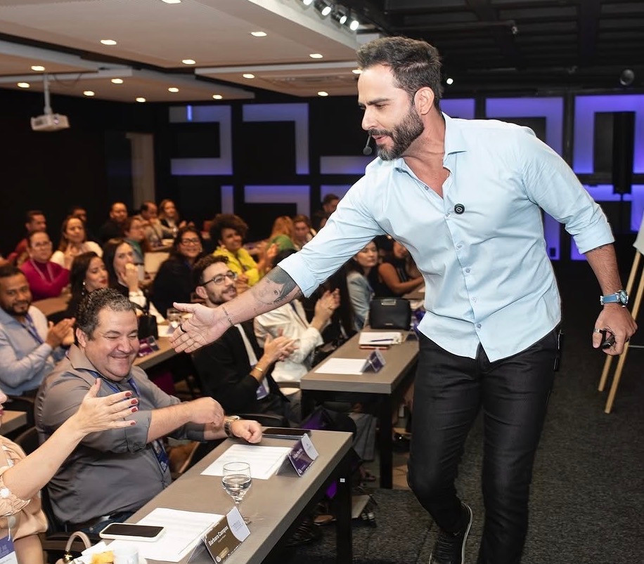 Daniel Gramigna conversando com participantes durante uma palestra