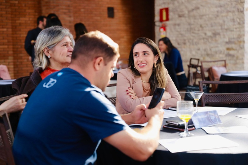 Participantes em conversa durante um encontro real da N Permutas